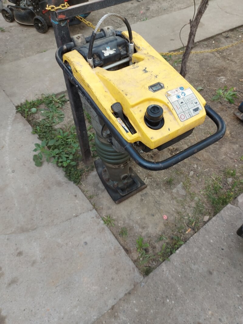 Žuta vibro žaba, redovan servis.