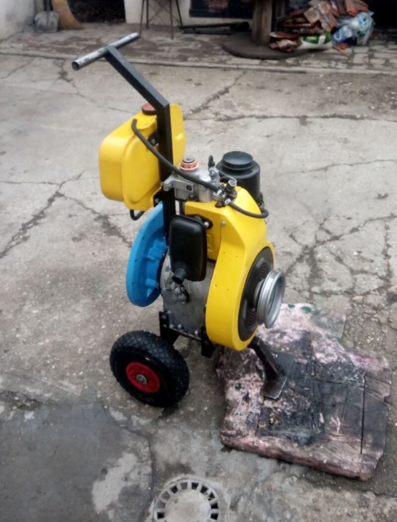 Žuta motorna pumpa za vodu, redovno održavanje.