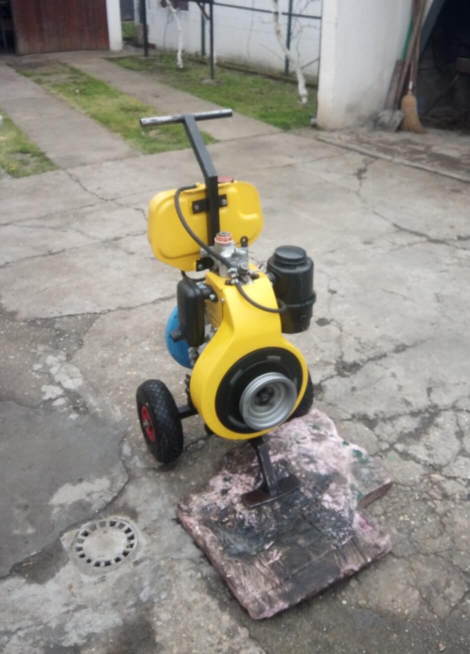 Žuta motorna pumpa za vodu, redovno održavanje.